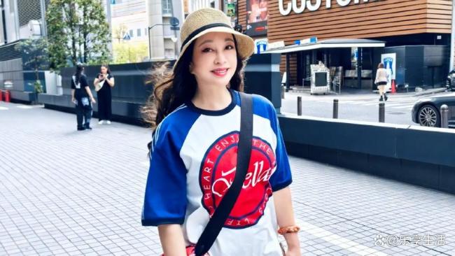 74岁刘晓庆晒出游照 状态似少女 年龄成谜再引热议
