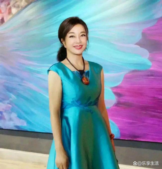 74岁刘晓庆晒出游照 状态似少女 年龄成谜再引热议