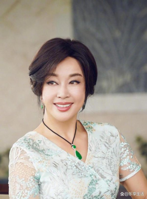 广禾配资 74岁刘晓庆晒出游照 状态似少女 年龄成谜再引热议