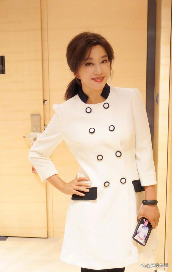 74岁刘晓庆晒出游照 状态似少女 年龄成谜再引热议